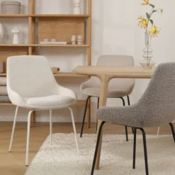 Eetkamerstoel Nora-Isa bouclé beige - wit onderstel