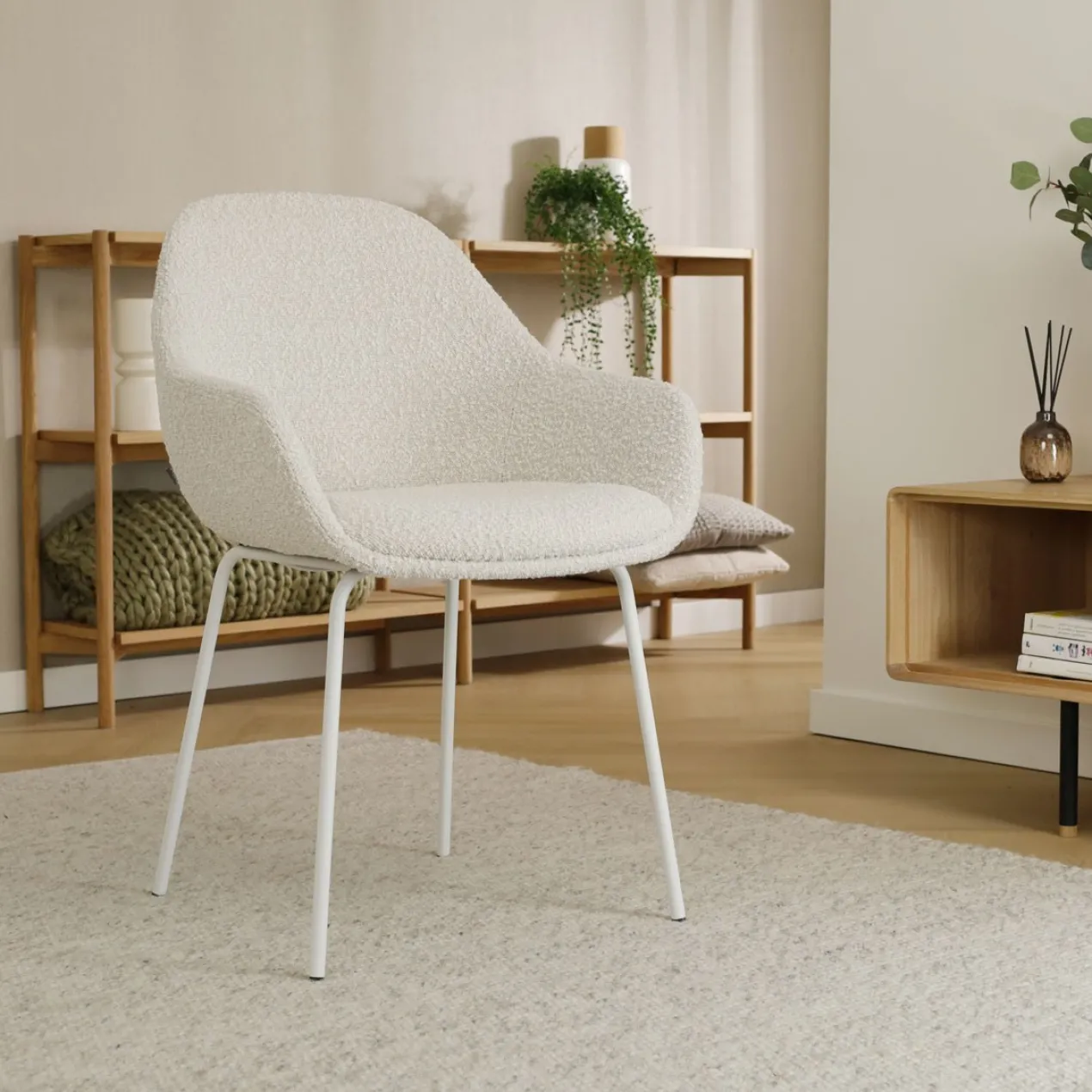 Eetkamerstoel Nora-Mae bouclé beige - wit onderstel
