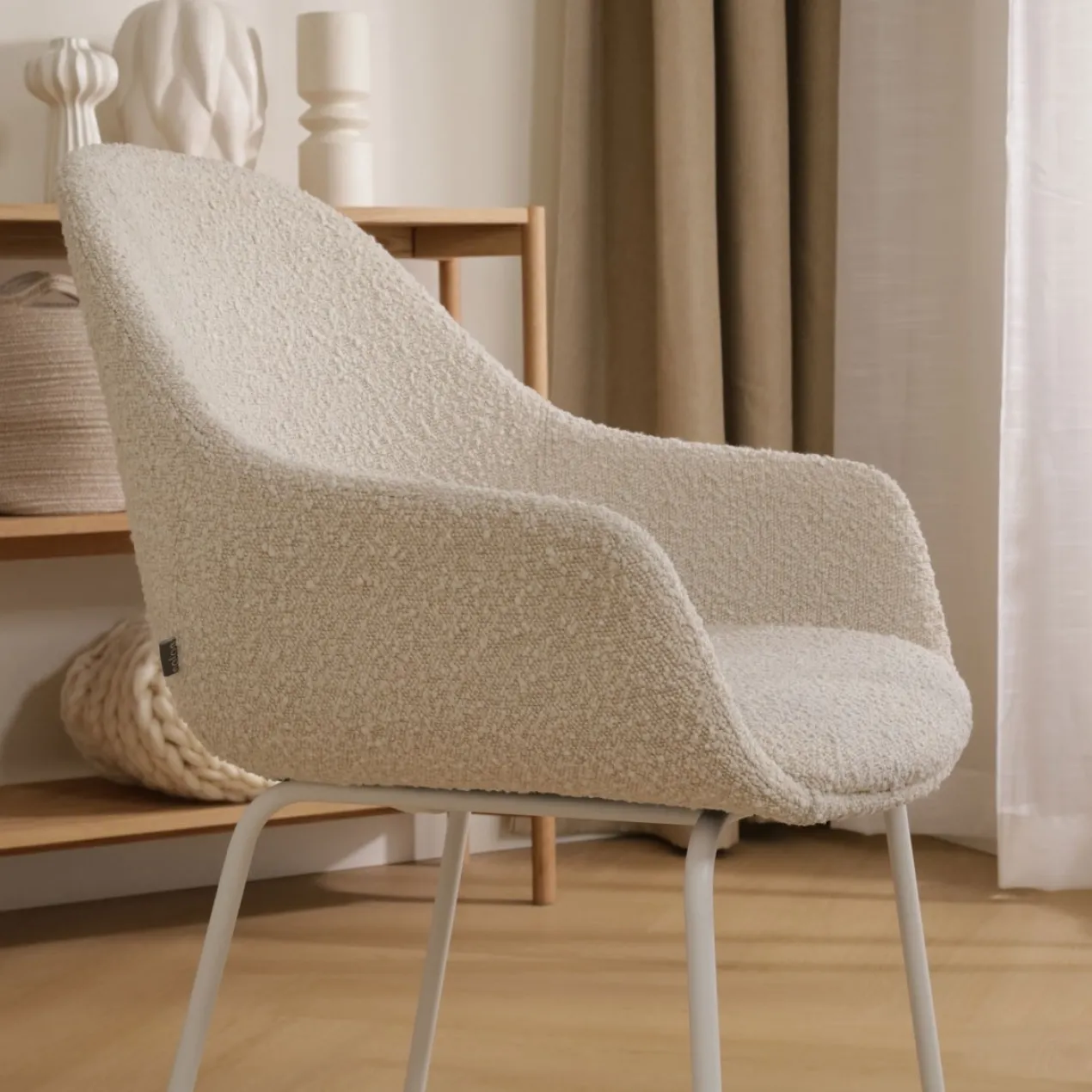 Eetkamerstoel Nora-Mae bouclé beige - wit onderstel
