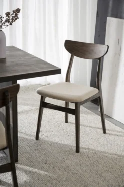 Eetkamerstoel Rodham donker eiken - gestoffeerde zitting Rodham houten eetkamerstoel donker eiken - gestoffeerde zitting beige