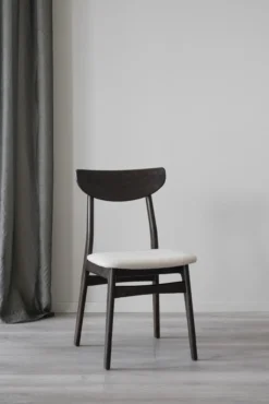 Eetkamerstoel Rodham donker eiken - gestoffeerde zitting Rodham houten eetkamerstoel donker eiken - gestoffeerde zitting beige