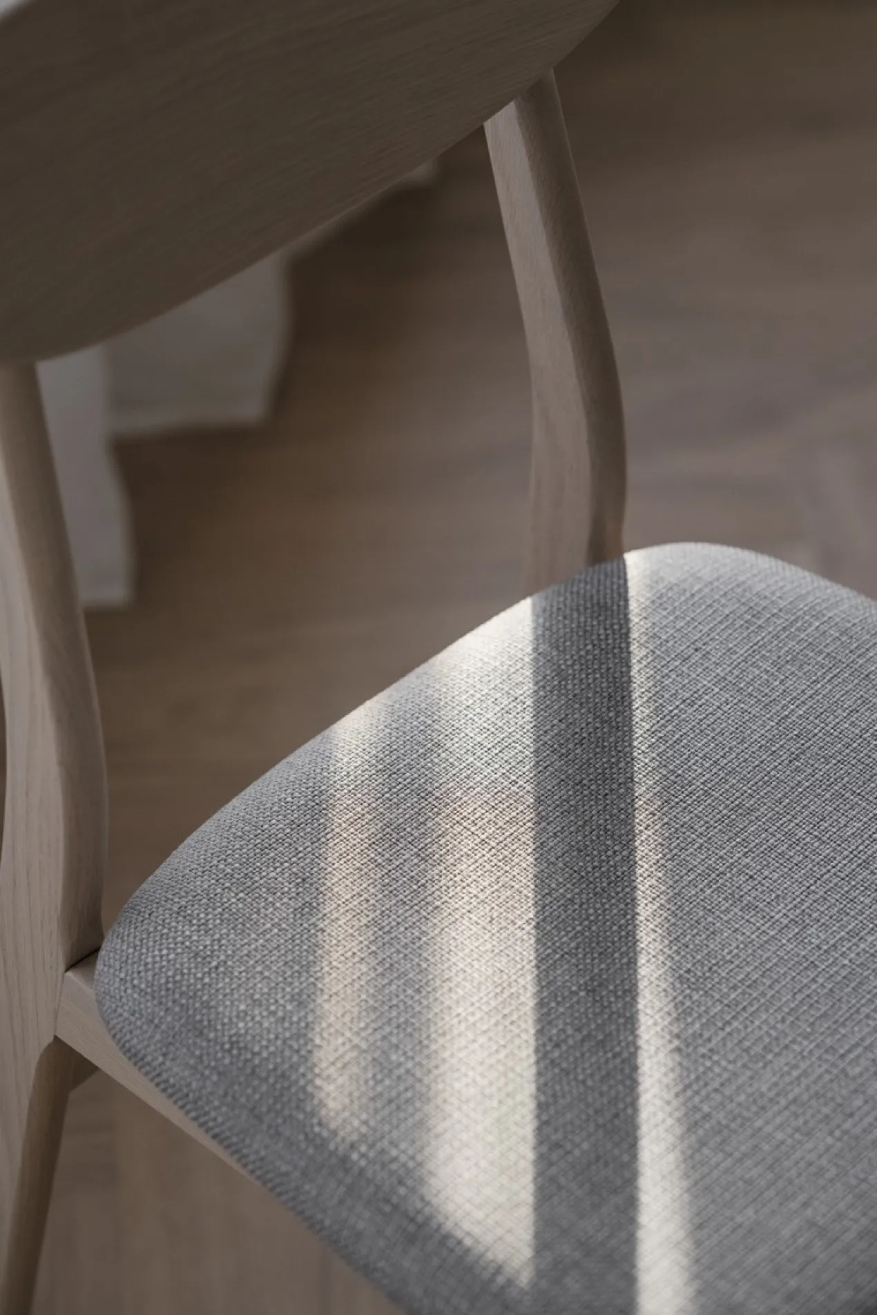 Eetkamerstoel Rodham eiken- gestoffeerde zitting Rodham houten eetkamerstoel whitewash - gestoffeerde zitting lichtgrijs