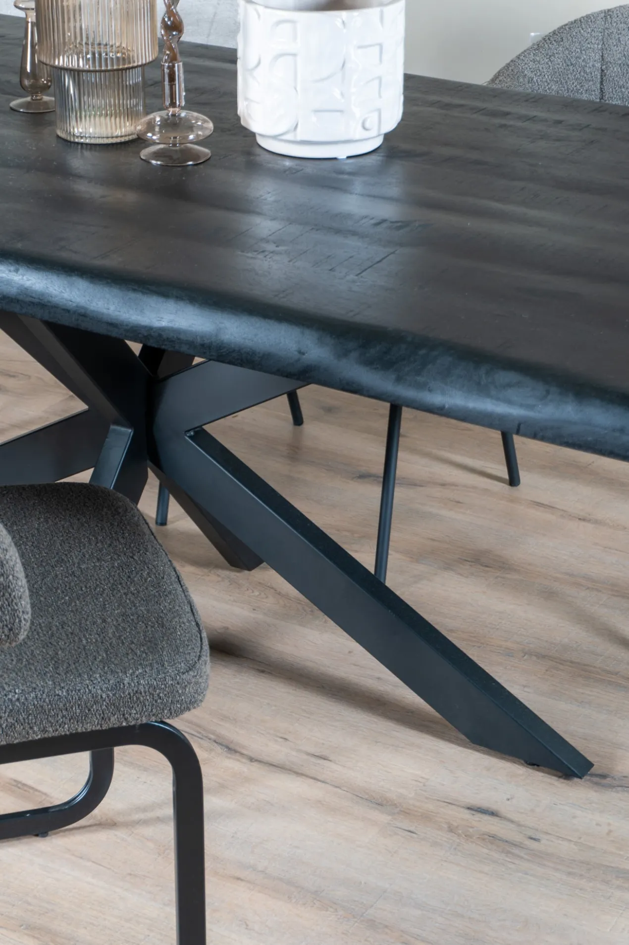Eettafel Arvu 180 cm - Zwart Mangohout Spinpoot