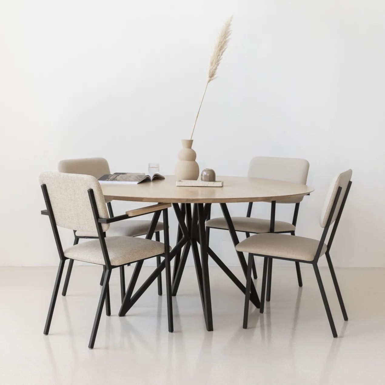 Eettafel Butterfly Quadpod naturel Ø140 cm verjongd