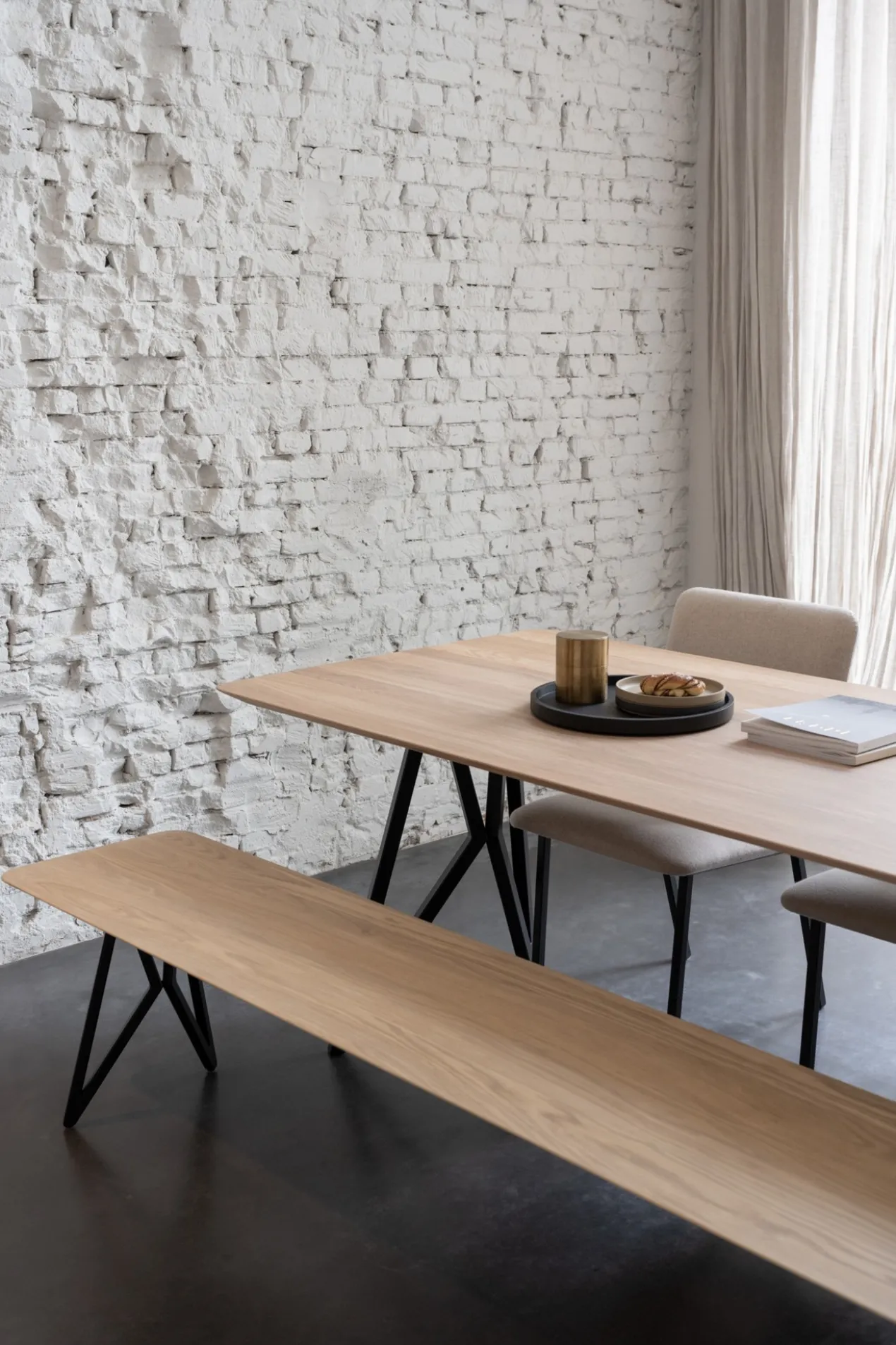 Eettafel Butterfly zwart frame naturel 220x90 cm verjongd