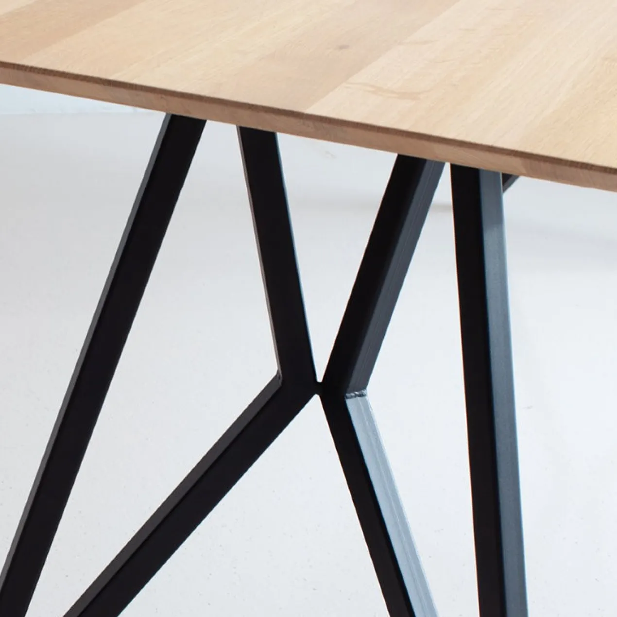Eettafel Butterfly zwart frame naturel 220x90 cm verjongd