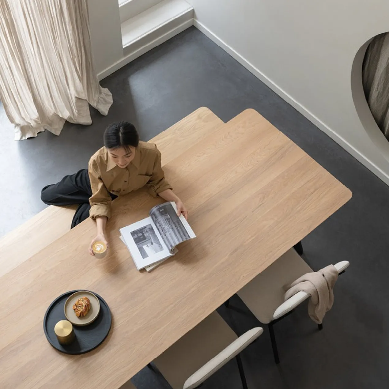 Eettafel Slim X-type zwart frame naturel 260x90 cm verjongd