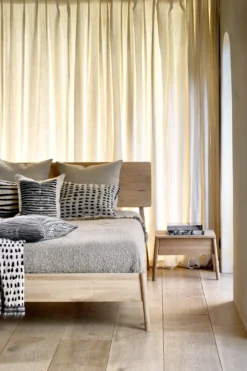 Ethnicraft bed Oak Air 180x200