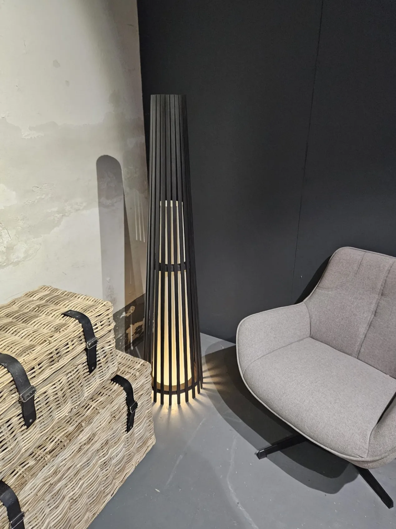 Interieurdirekt – Vloerlamp Anto – Teakhout – 150cm – Zwart