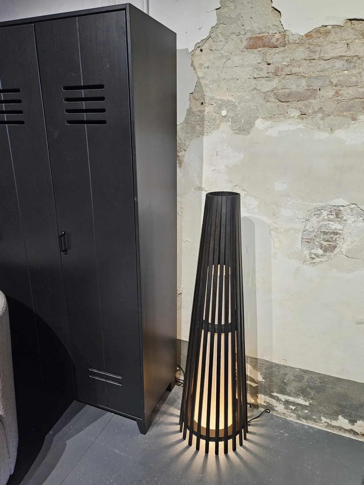 Interieurdirekt – Vloerlamp Anto – Teakhout – 120cm – Zwart