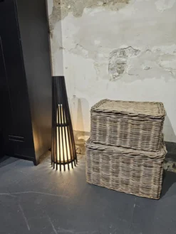 Interieurdirekt – Vloerlamp Anto – Teakhout – 90cm – Zwart