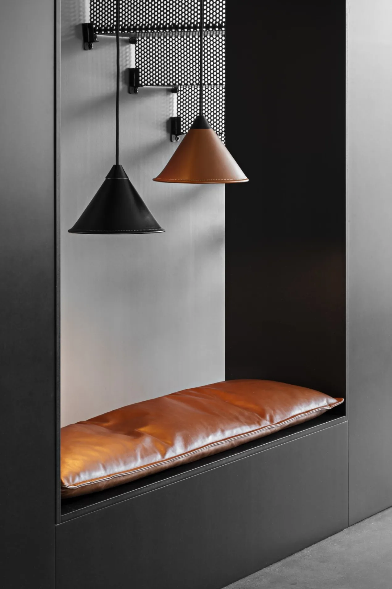 Leather Cone Namibia 35cm - black