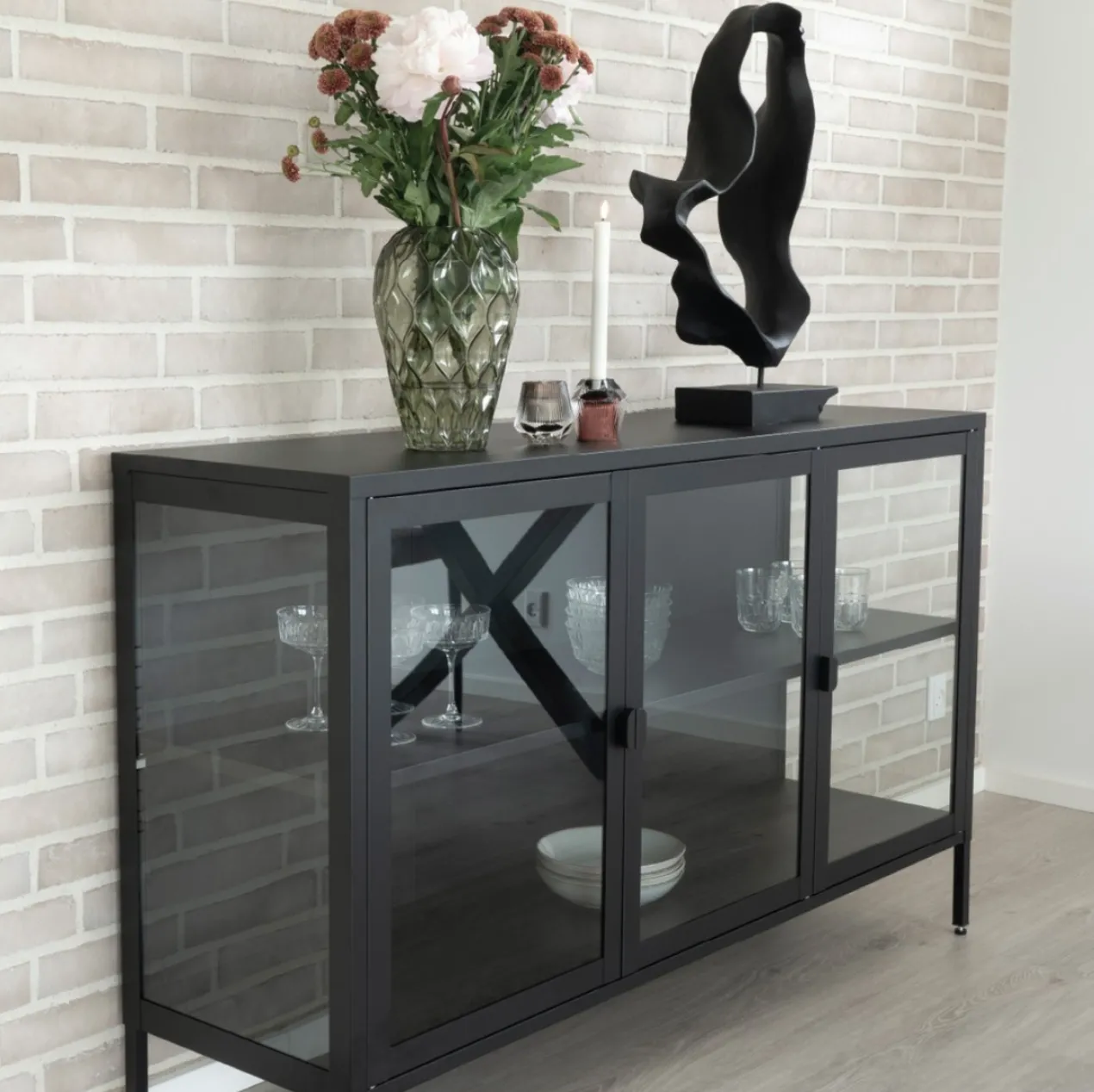 Metalen vitrinekast Dagmar Dagmar metalen vitrinekast zwart - 40 x 140 cm