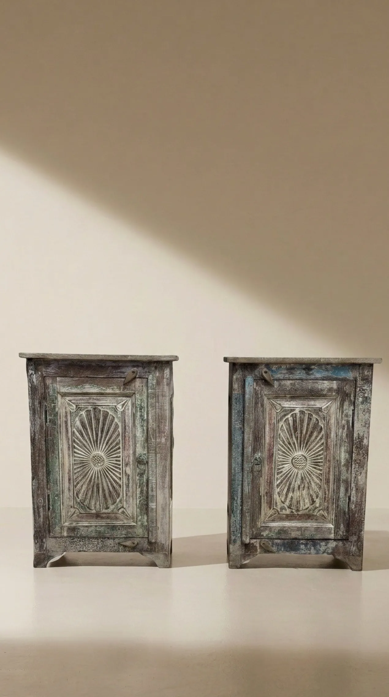 Nachtkastje uniek snijwerk - set van 2