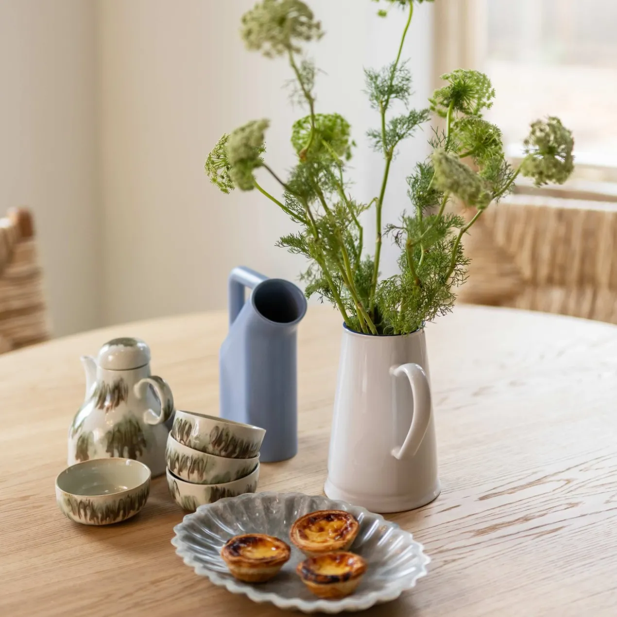 New classics serveerschaal resin pale blue