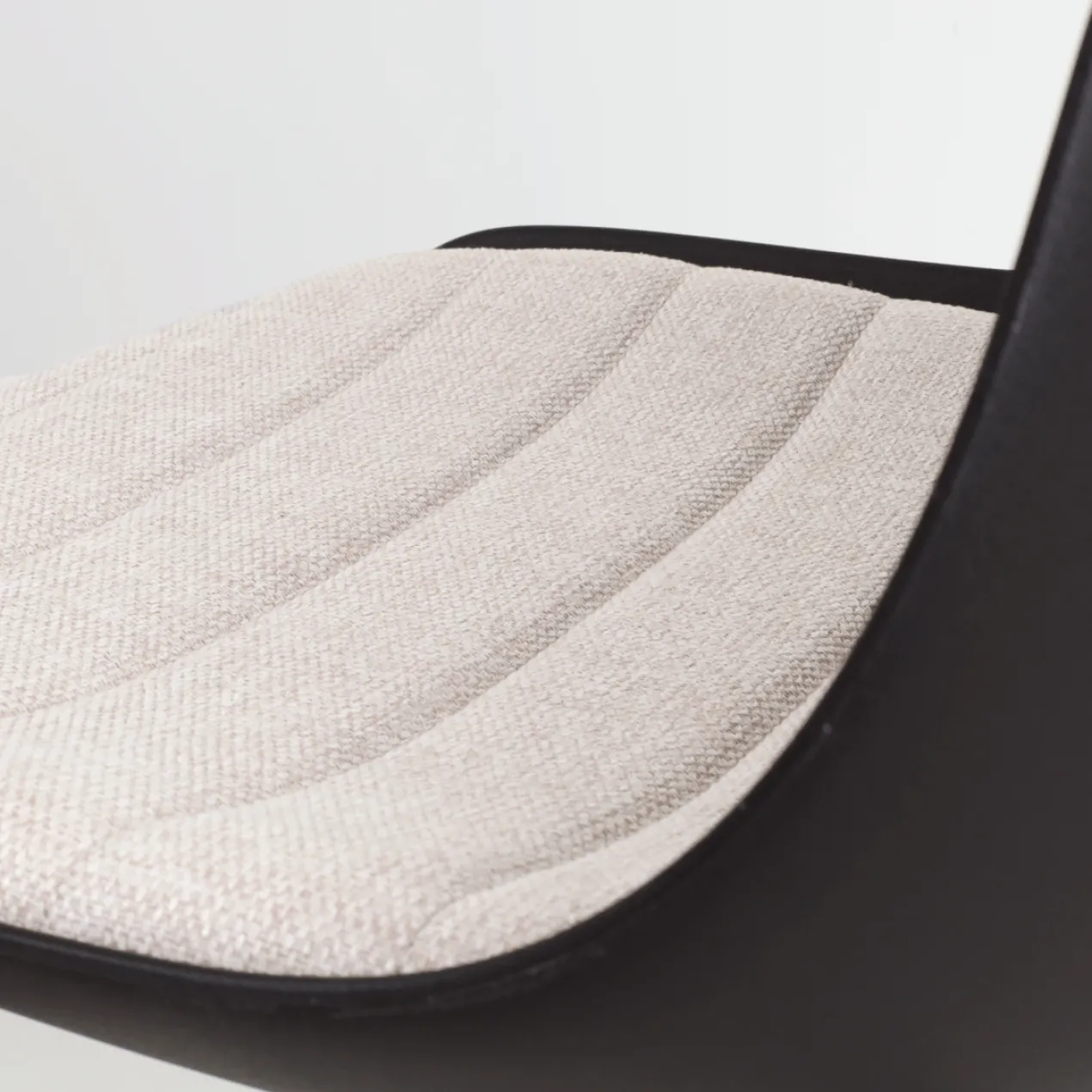 Nino-Liv barkruk zwart met beige zitkussen - zwart onderstel - 65 cm