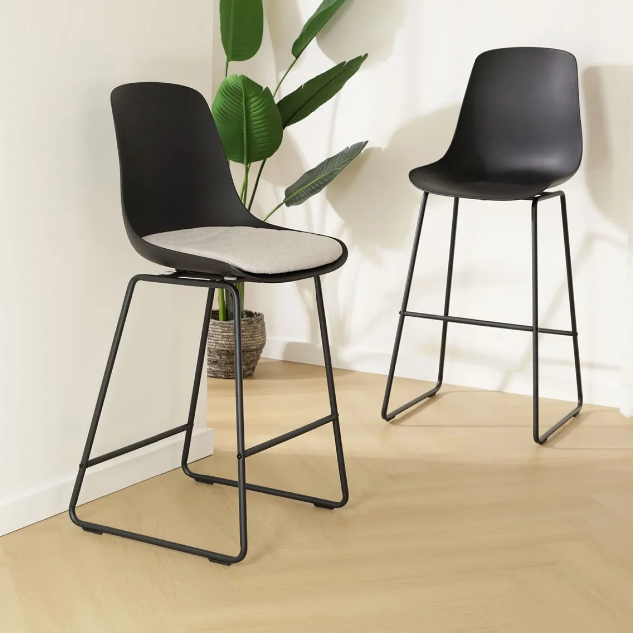 Nino-Liv barkruk zwart met beige zitkussen - zwart onderstel - 65 cm