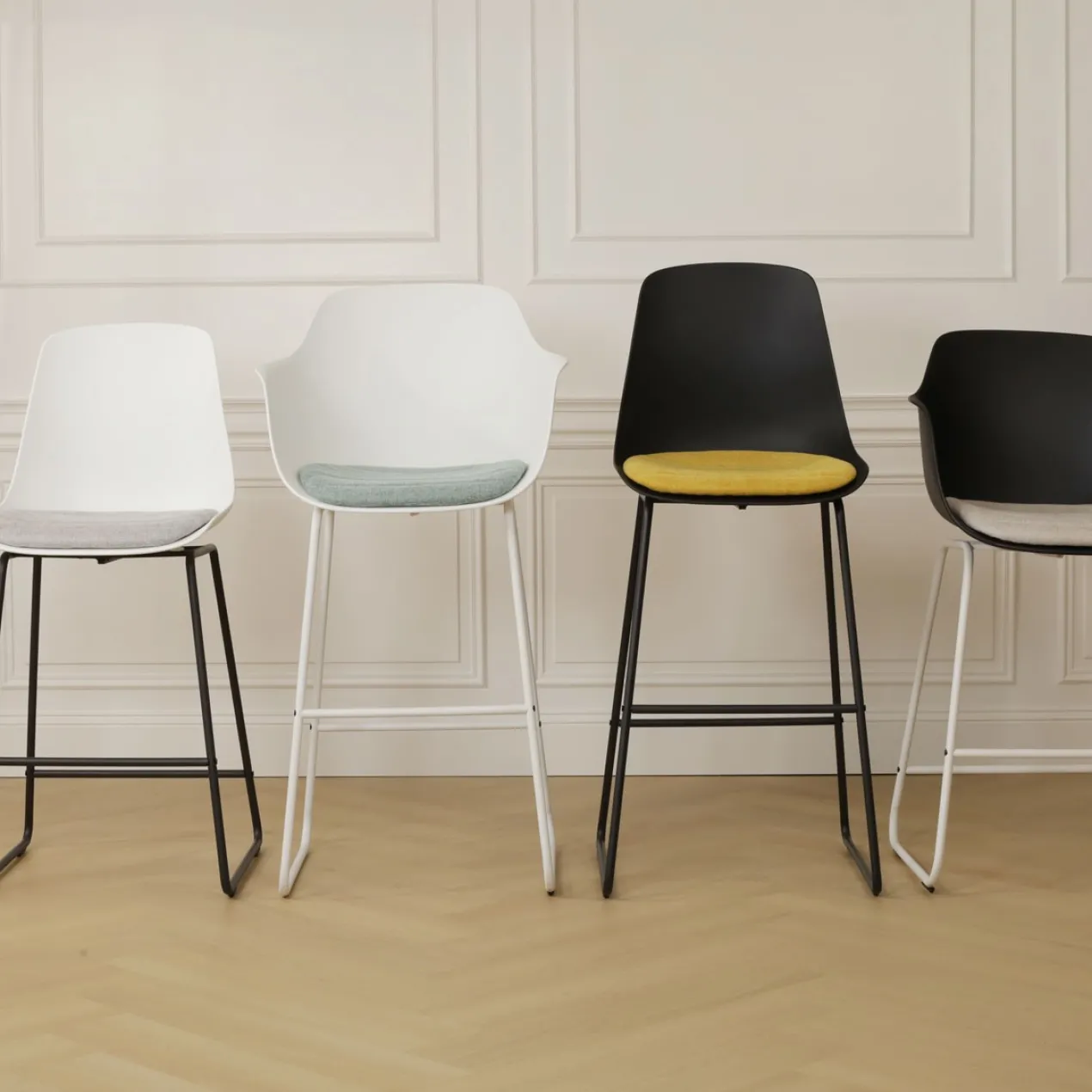 Nino-Liv barkruk zwart met beige zitkussen - zwart onderstel - 75 cm