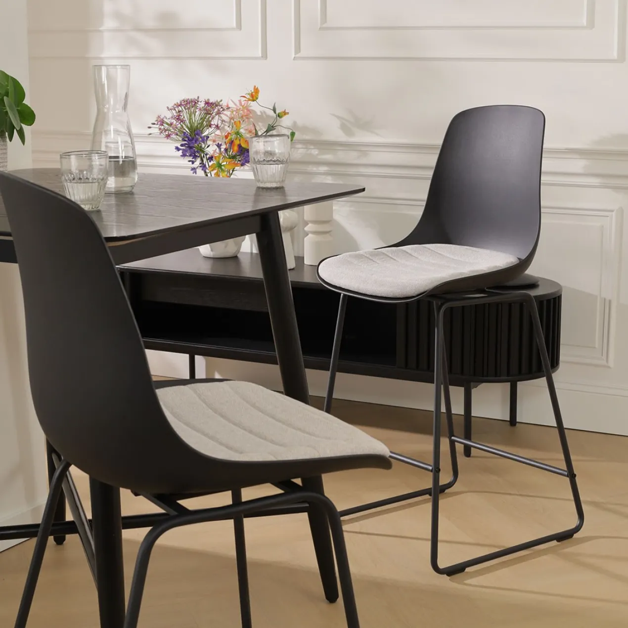 Nino-Liv barkruk zwart met beige zitkussen - zwart onderstel - 75 cm