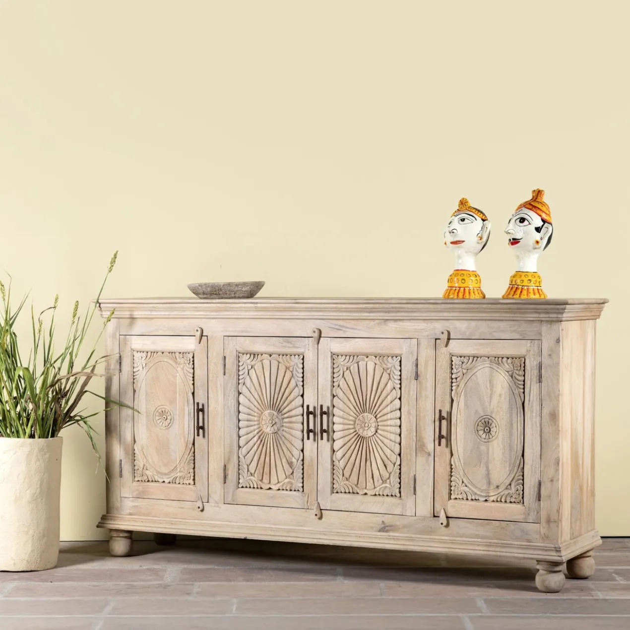 Niti - Handgesneden Dressoir van Mangohout