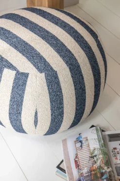 Poef gestreept blauw/wit