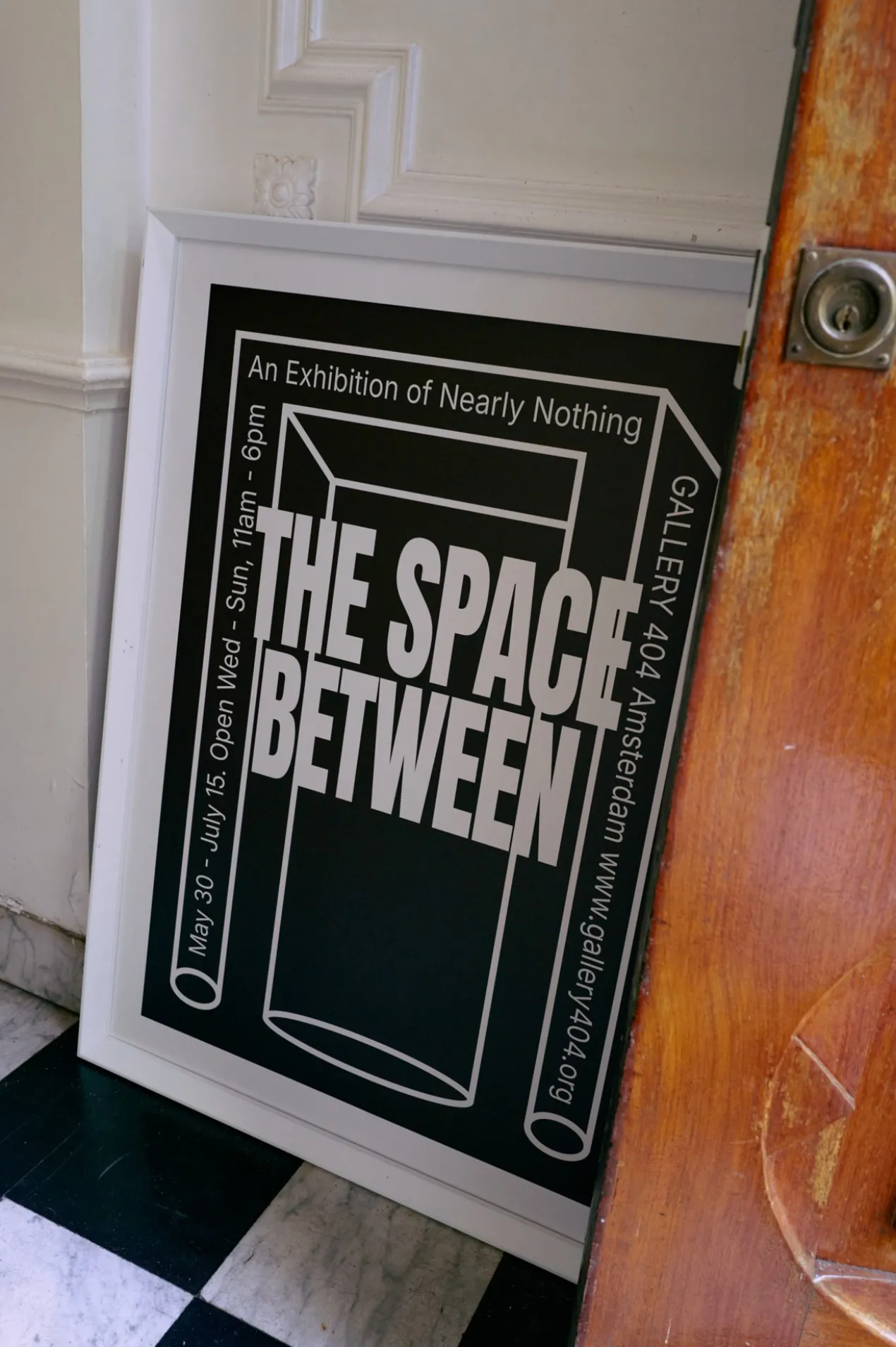 Poster Framed between space 87x118 cm