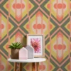 Retro behang licht gestructureerd met geometrische ornamenten – groen, oranje, rood Licht gestructureerd retrobehang met geometrische ornamenten – groen, oranje, rood #1