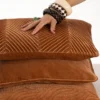 Sierkussen Curve velours cognac 50x50 cm