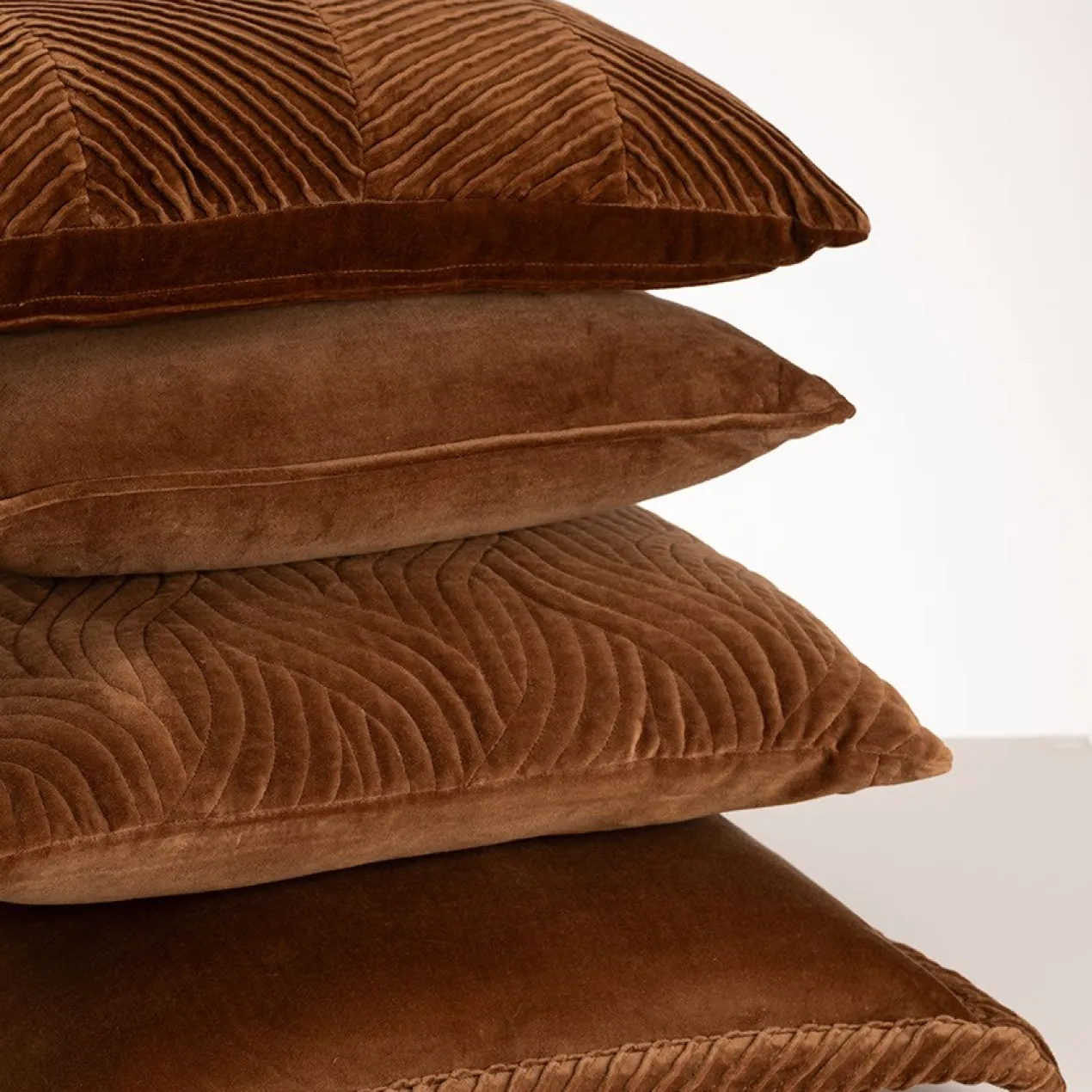 Sierkussen Curve velours mocca macha 50x50 cm