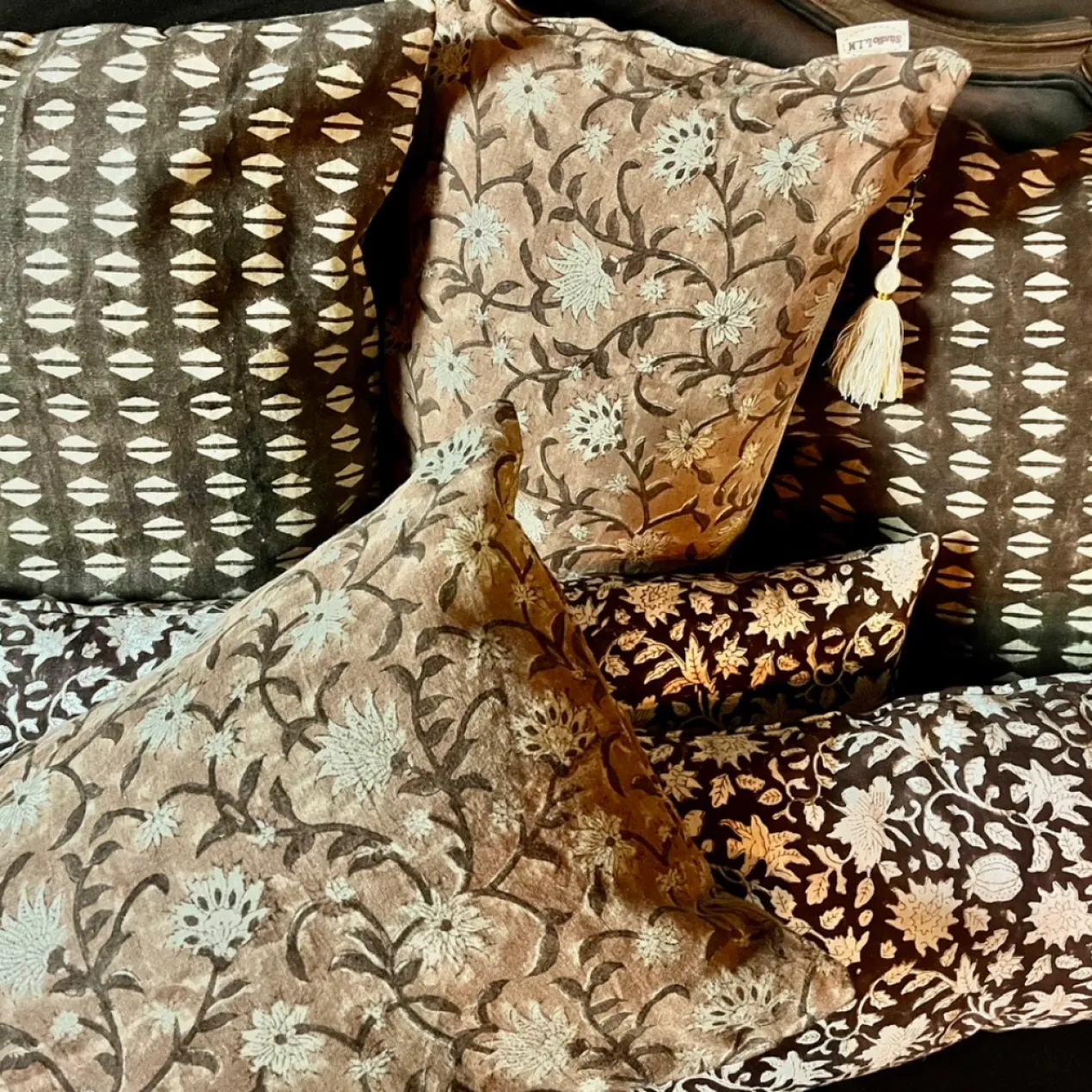 Sierkussen Handpainted dark brown 60x60 cm