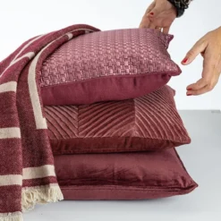 Sierkussen velours tucked allover aubergine