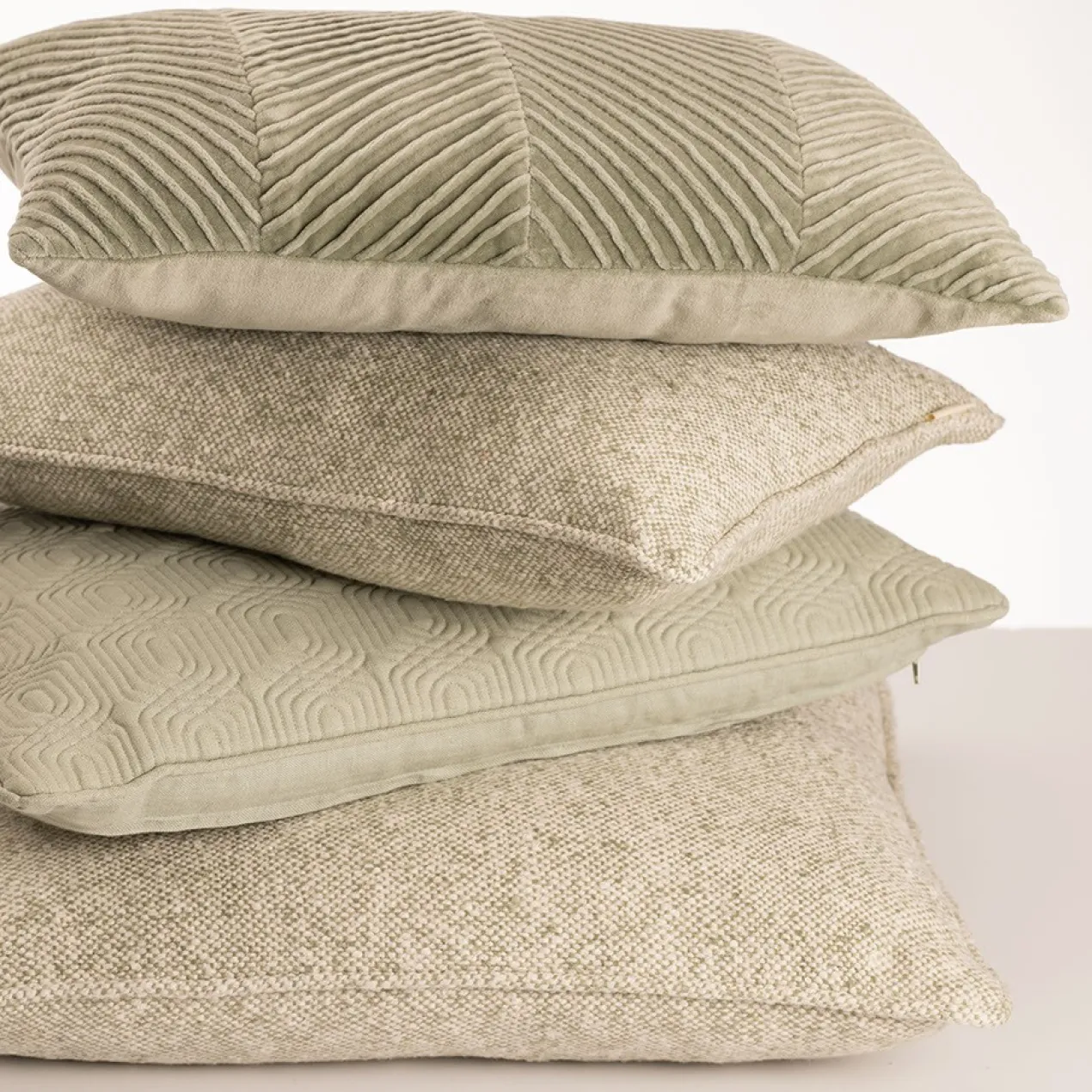Sierkussen velours tucked allover dewgreen