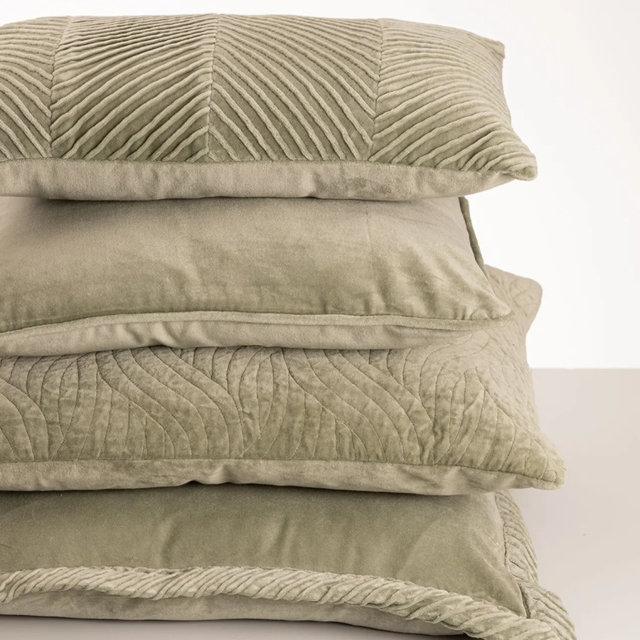 Sierkussen velours tucked allover dewgreen