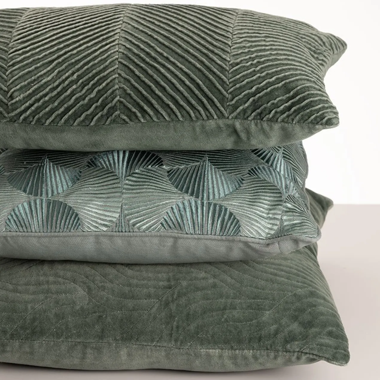 Sierkussen velours tucked allover seablue