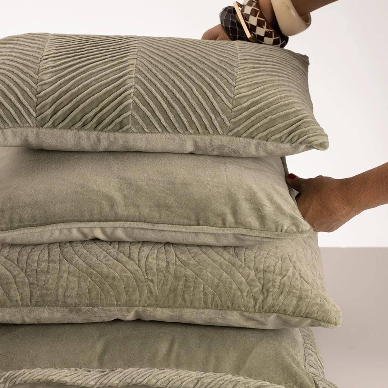 Sierkussen velours tucked border dewgreen