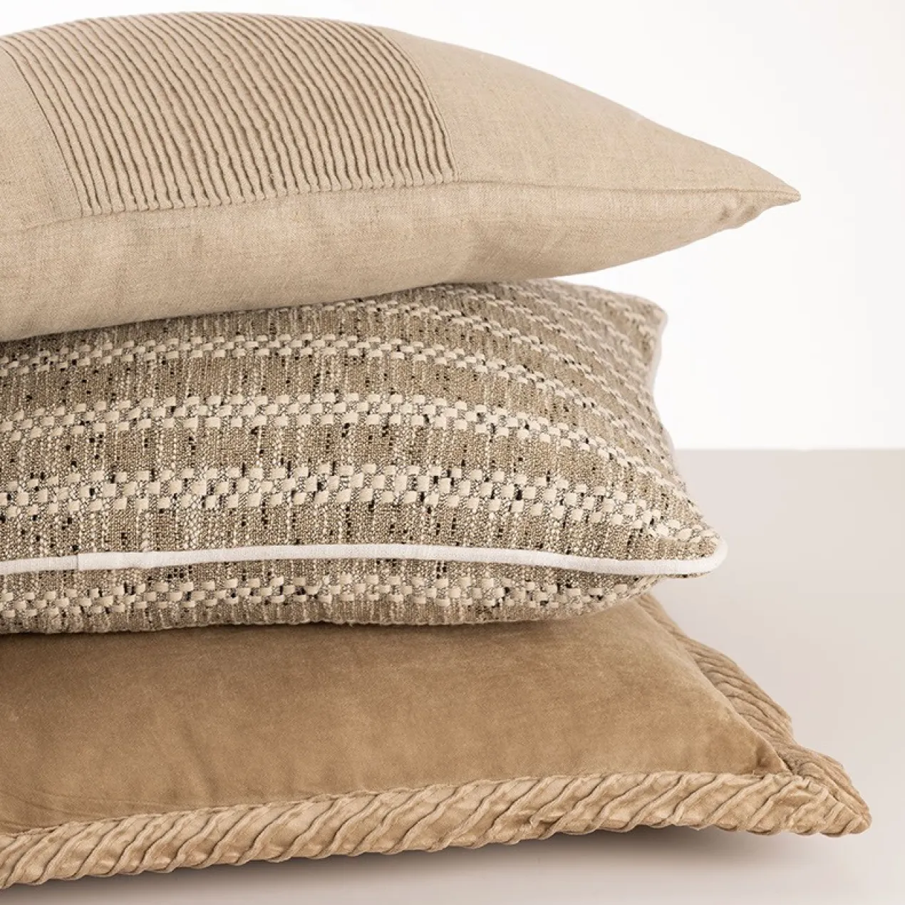 Sierkussen velours tucked border beige