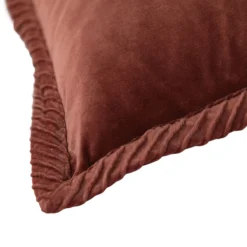 Sierkussen velours tucked border mineralred