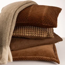 Sierkussen velours tucked border moccamatcha