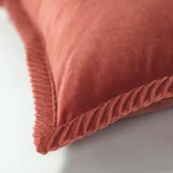 Sierkussen velours tucked border warmred