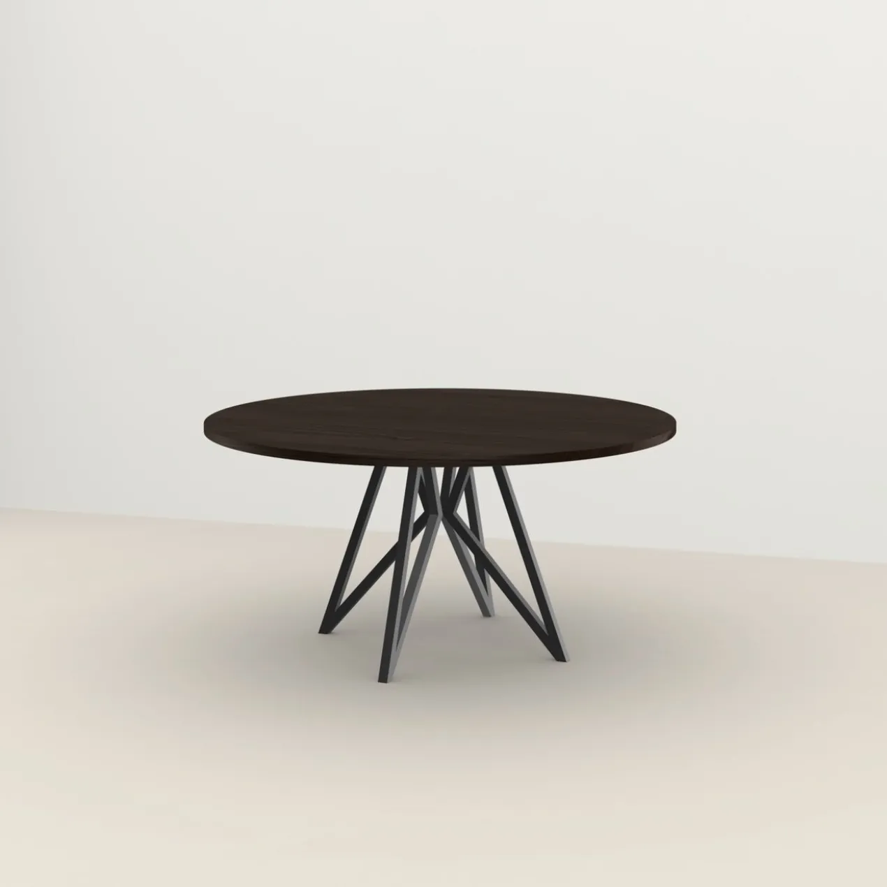 Studio HENK tafel Butterfly Rond Quadpod - zwart frame, gerookte beits ⌀130 | Gerookte Beits | Rechte Rand | Frame Zwart