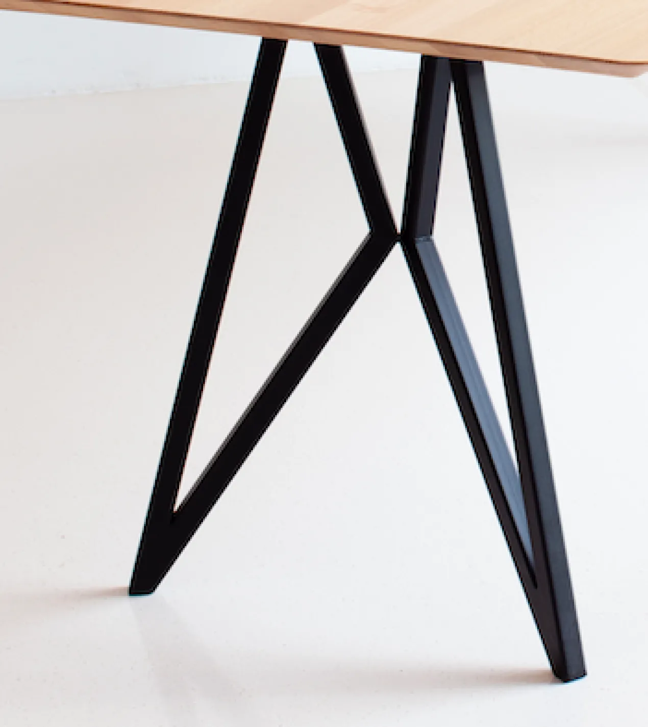 Studio HENK tafel Butterfly Rond Tripod - zwart frame, geroo
