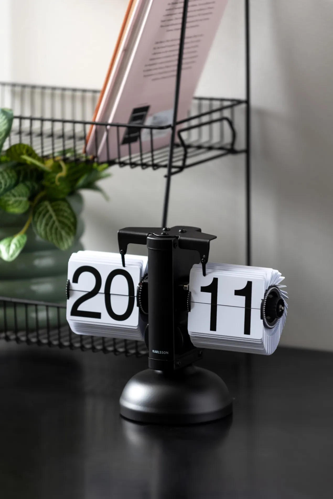 Table clock Small Flip black with white flips