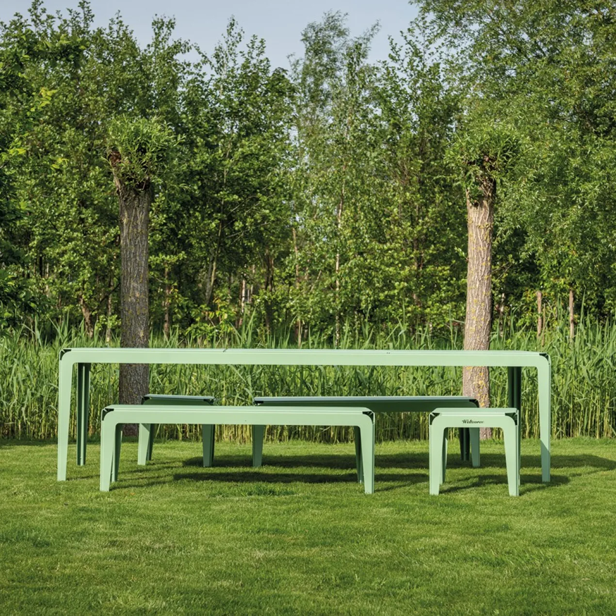 Tuinbank Bended Bench 140 pale green