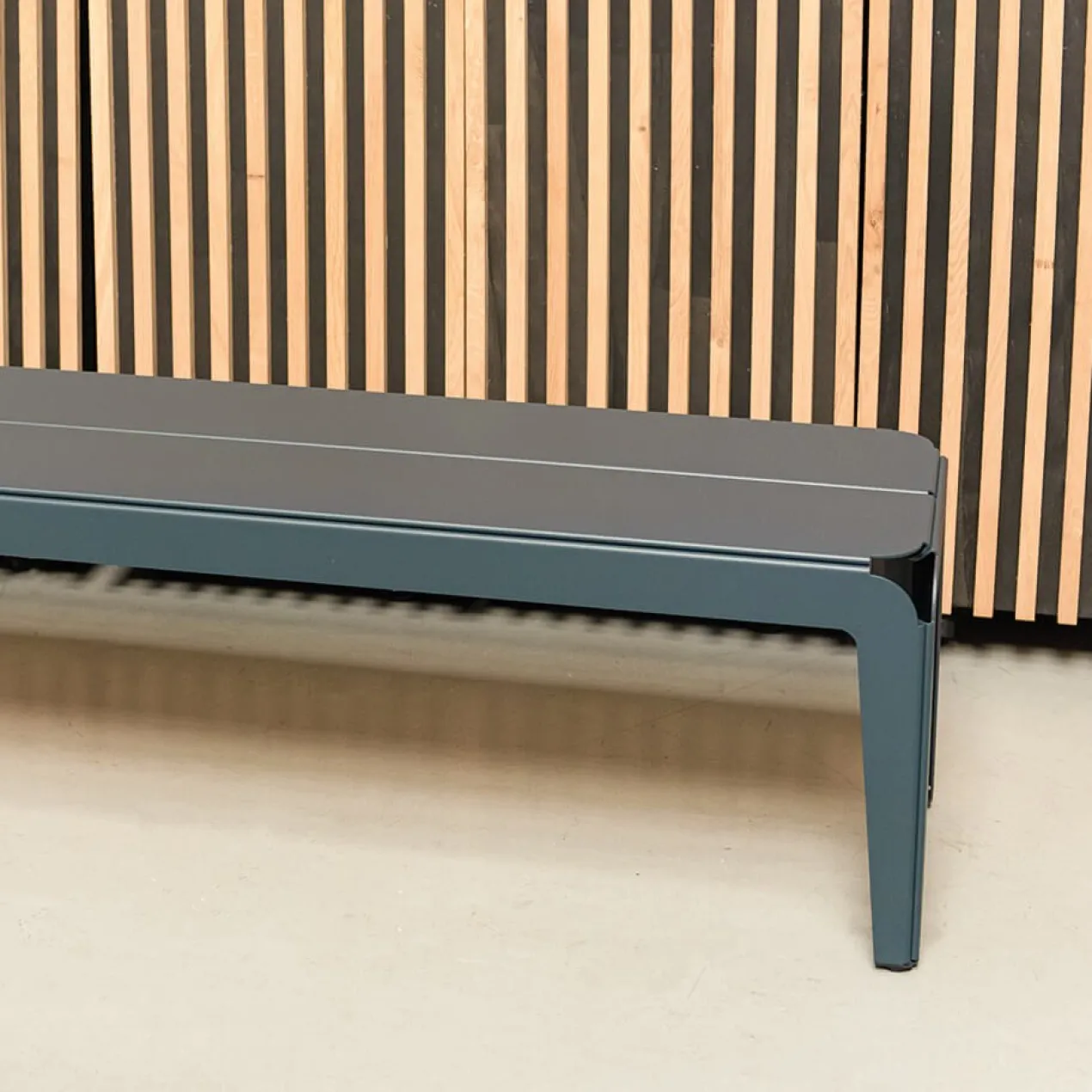Tuinbank Bended Bench 140 pale green
