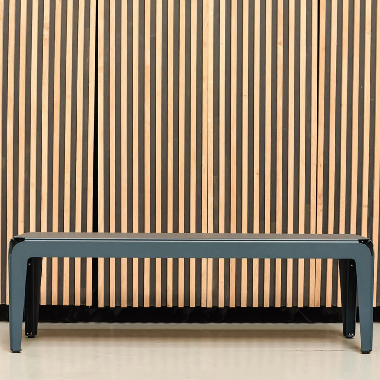Tuinbank Bended Bench 140 pale green