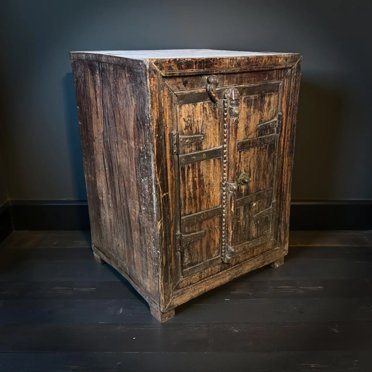 Wandkast vierkant antiek finish